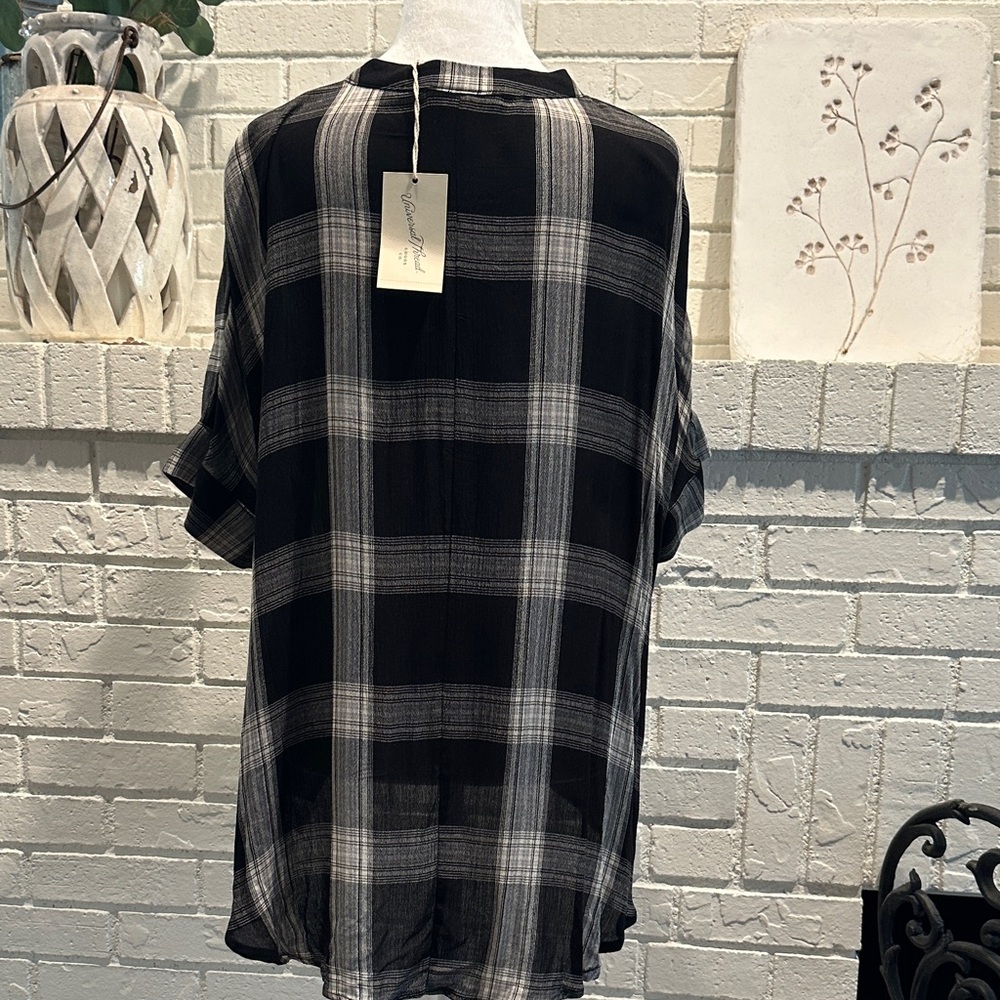 Universal Thread Black & White Plaid V-Neck Dolman Top - Picture 7 of 13